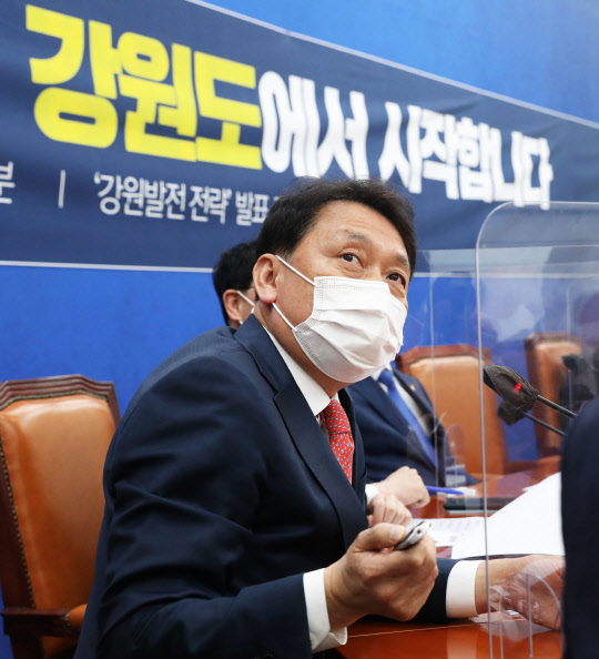 이광재 민주당 의원이 지난 11일 국회에서 열린 '강원발전 전략' 발표 기자간담회에서 지역 발전 전략을 발제하고 있다. 연합뉴스